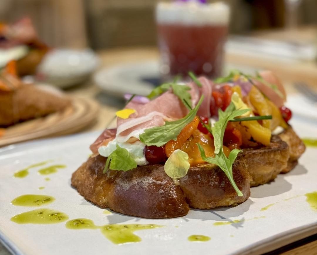 brioche perdue salée saumon ou jambon cru au setclub brunch