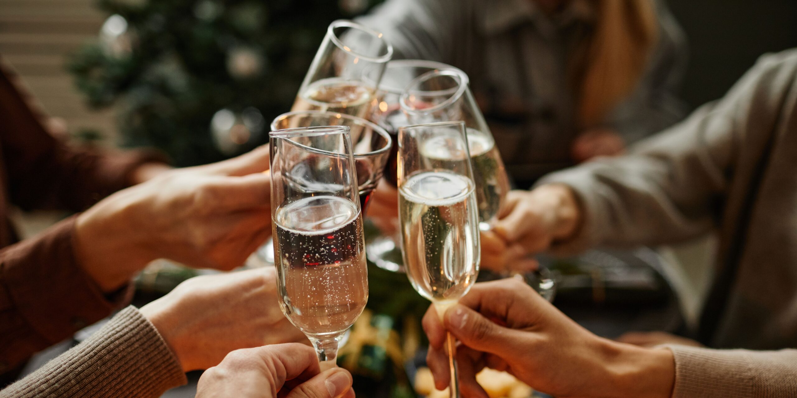 Collègues trinquant au champagne lors d’un repas de Noël d’entreprise à Aix-en-Provence